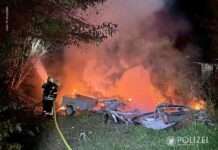 Wohnanhänger gehen in Flammen auf
