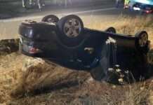 PKW überschlägt sich und bleibt auf dem Dach liegen….