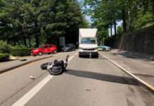 Auffahrunfall am Gelterswoog: Motorradfahrer stürzt