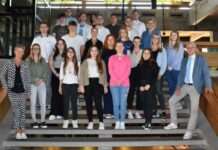 20 junge Frauen und Männer freuen sich auf neuen Lebensabschnitt