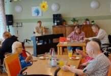 Klaviervirtuose spielt entspannte Klänge