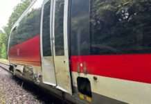 Traktor kollidiert mit Regionalbahn am Bahnübergang