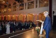 Scheidendes Stadtoberhaupt hält letzte Rede – Neue Oberbürgermeisterin überreicht Urkunde