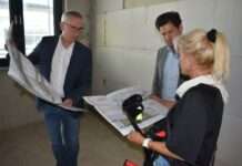 Neuer Baudezernent besichtigt Schillerschule und Kita Mini Max