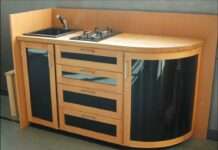 Holz mit professioneller Hand gestaltet – Tischler zeigen ihre Meister- und Gesellenstücke