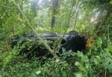 Pkw landet im Graben