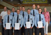 Oberbürgermeisterin Beate Kimmel ernennt sieben Brandmeister auf Probe