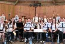 BLASMUSIK AM RATHAUS ERFENBACH AM 10 SEPTEMBER