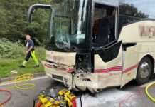 Pkw kollidiert mit Reisebus: 69-jährger Autofahrer tödlich verunglückt