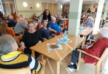 Akkordeonspielerin Gisela Weiler bringt Senioren in Schwung