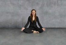 Asanas in der Koliusis-Ausstellung „Warum Blau?“ im mpk