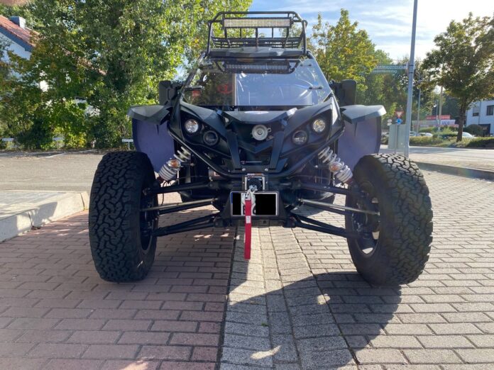 Strandbuggy mit verdecktem Kennzeichen