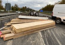 Anhänger umgestürzt – Ladung über die Fahrbahn verteilt
