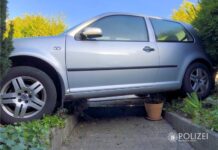 Auto „parkt“ im Vorgarten
