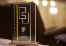 Trophäen an vier Preisträgerinnen und Preisträger