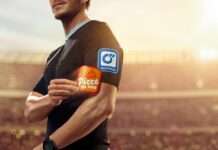 Vom Schiri auf den Arm genommen: