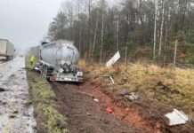 Sattelzug landet im Grünstreifen…