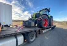 Traktor droht von der Ladefläche zu fallen…