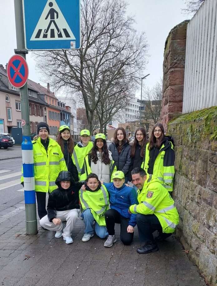 Foto: Elke Berberich und Alexander Zapp mit den neuen Verkehrshelfern.