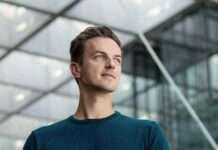 Der Bundestagsabgeordnete Matthias Mieves wirbt für die Jugend-Enquete-Kommission 2024