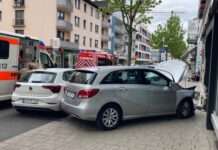 Auto kracht gegen Wohn- und Geschäftshaus