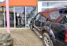 Auto kracht gegen Schaufenster