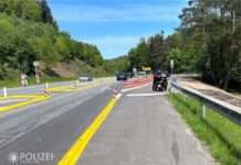 Rollerfahrer stürzt und wird eingeklemmt