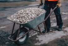 Bauarbeiter in Kaiserslautern bekommen jetzt eine „Schippe voll Lohn“ obendrauf