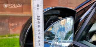 Schwarzer Pkw gerät auf Gegenfahrbahn – Zeugen gesucht!