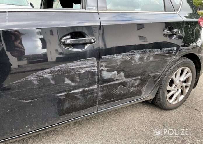 Der Toyota Auris wurde auf beiden Fahrzeugseiten ziemlich ramponiert.