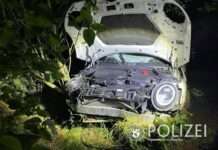 Spektakulärer Unfall – Fahrzeug schießt über Kreisel hinaus