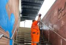 Saubere Treppe am Pfalztheater – Stadtbildpflege mit Hochdruckreiniger aktiv