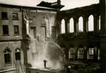 Etliche Gebäude von Bomben zerstört