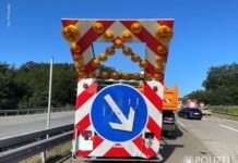 Mit Schilderwand auf A6 kollidiert – Fahrer schwer verletzt