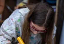 Kunst aus Materialien des öffentlichen Raums