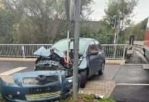 PKW kollidiert mit Regionalbahn