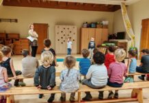 Kinder führen Theaterstück in der Kita Tausendfüßler auf