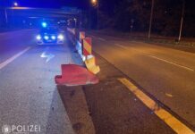 Fahrbahnbegrenzung beschädigt und abgehauen – Zeugen gesucht!