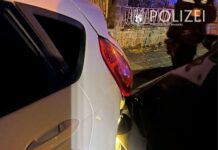 Geparkte Fahrzeuge gestreift und gerammt