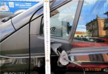 Spiegel zerfetzt und Auto gestreift