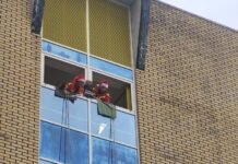 Höhenretter sorgen im Weihnachtsmann-Kostüm für leuchtende Kinderaugen