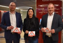 Aufkleber weist Obdachlosen den Weg zur Unterkunft