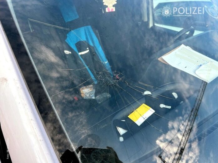 pol-ppwp-wer-hat-die-windschutzscheibe-besch-digt