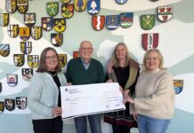 Förderverein übergibt Spendenscheck an die Kreisvolkshochschule