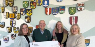 Förderverein übergibt Spendenscheck an die Kreisvolkshochschule