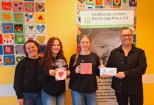 Hohenstaufen-Gymnasium: Spendenübergabe an „Mama/Papa hat Krebs“