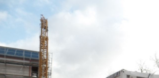 Baukran auf Schulgelände umgestürzt