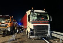 Sattelzug gerät in Vollbrand…Zweiter Sattelzug fährt in Stauende…
