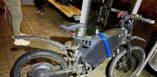 Flucht mit selbstgebautem hochmotorisiertem Fahrrad