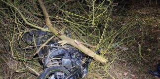 Motorradfahrer stürzt nach Überholmanöver